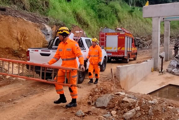 bombeiros resgatam corpo no paraibuna