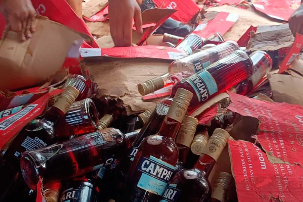 Carreta com garrafas de Campari tomba e carga é saqueada