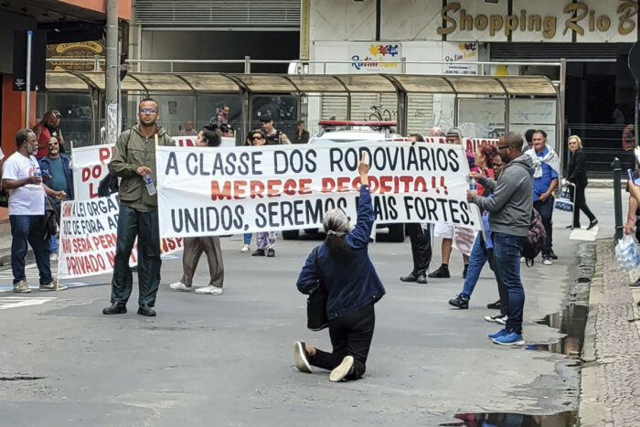 protesto pela manutenção de cobradores