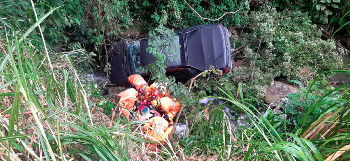Idosa sofre acidente de carro e cai em córrego 1 idosa cai em córrego