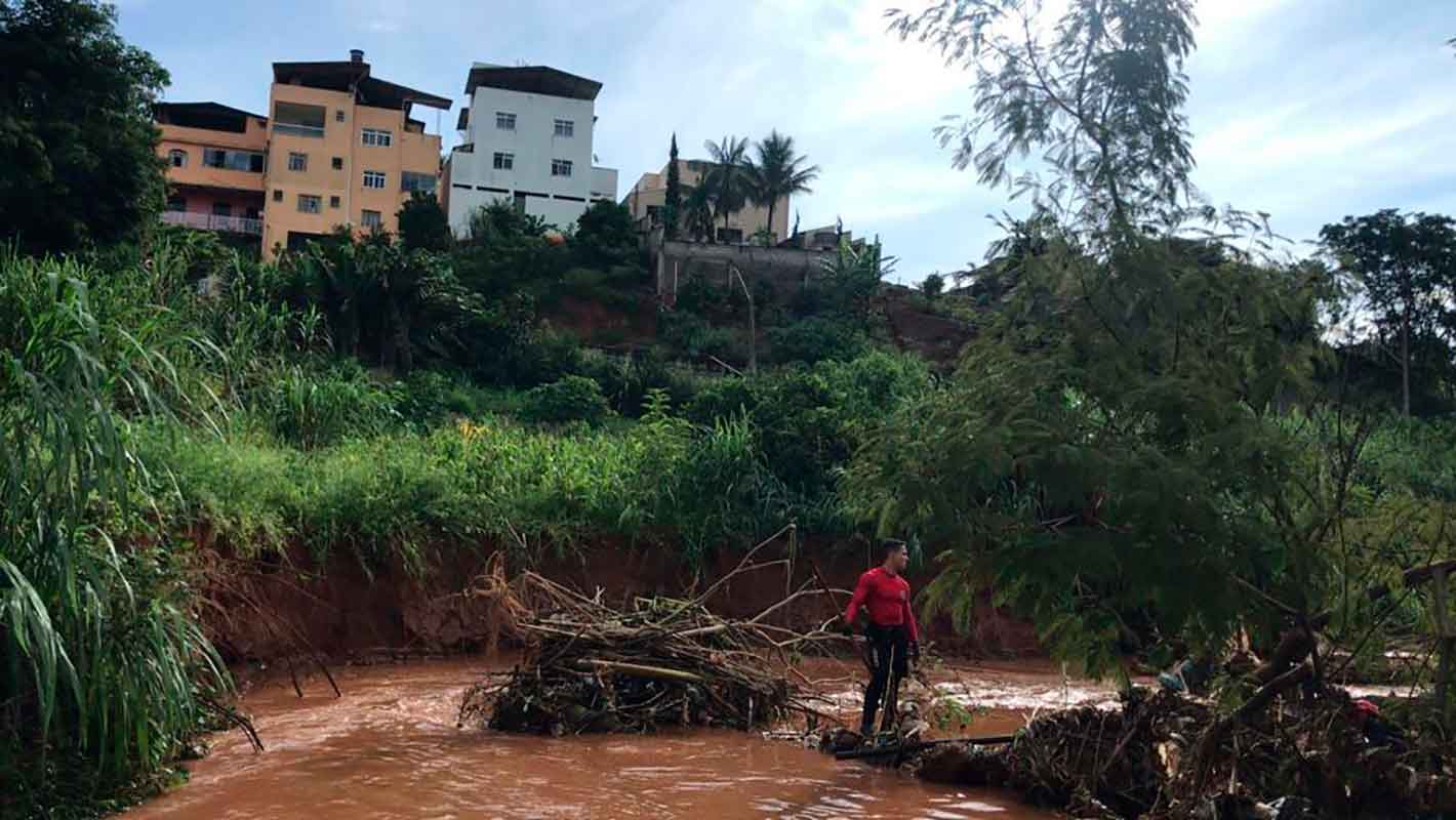 Corpo de motociclista é encontrado um dia após ter sido arrastado por enxurrada