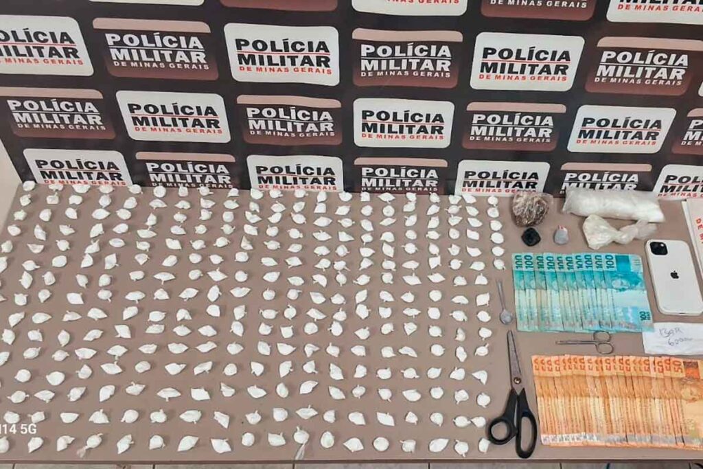 Homem é preso com R$ 2.450 e mais de 300 papelotes de cocaína