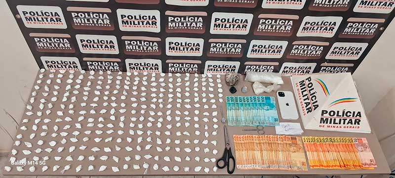 Homem é preso com R$ 2.450 e mais de 300 papelotes de cocaína