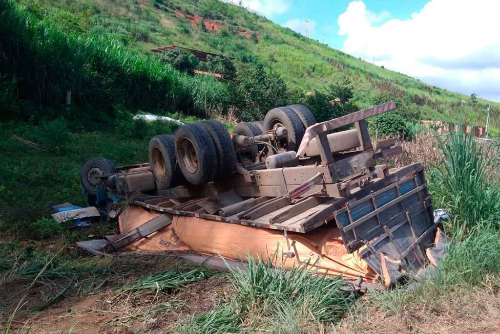 Capotamento de caminhão com ração deixa vítima fatal na MG-353