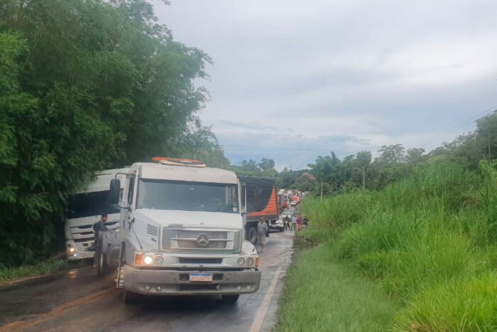 carreta atravessada na pista pmr