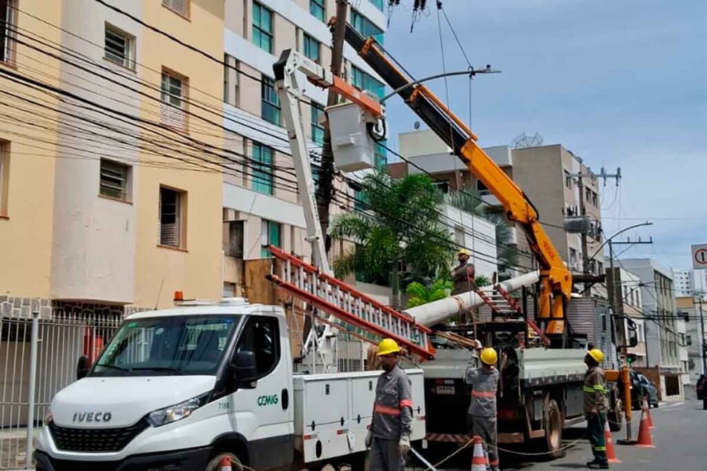 Colisão de carro contra poste na Rua Tiradentes deixa região sem luz