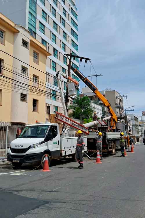 Colisão de carro contra poste na Rua Tiradentes deixa região sem luz