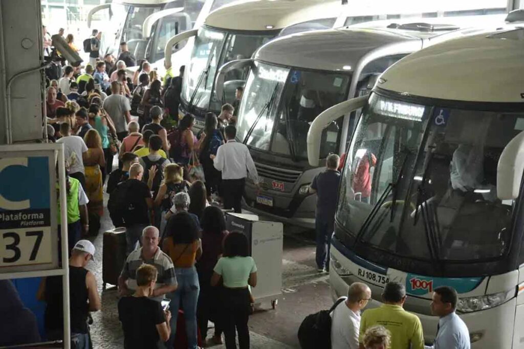 Ônibus é sequestrado na rodoviária do Rio de Janeiro; pelo menos 18 pessoas são mantidas como reféns