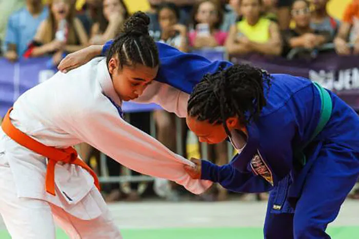 Duas meninas lutam judô no JemgJuiz de Fora