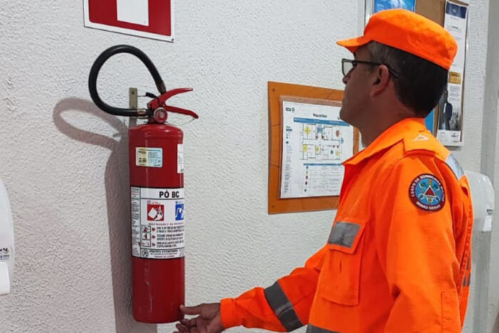 Bombeiros realizam operação para certificar exigências de segurança contra incêndio e pânico