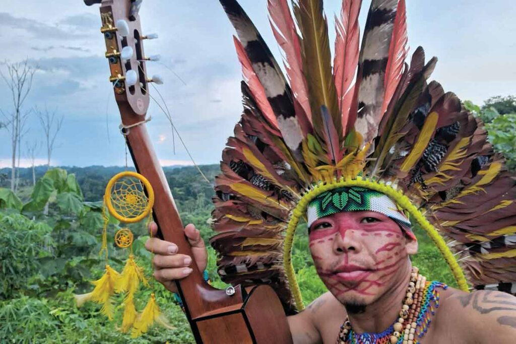 Cacique Ybá Shanenawa expõe costumes e cultura indígena em visita a JF