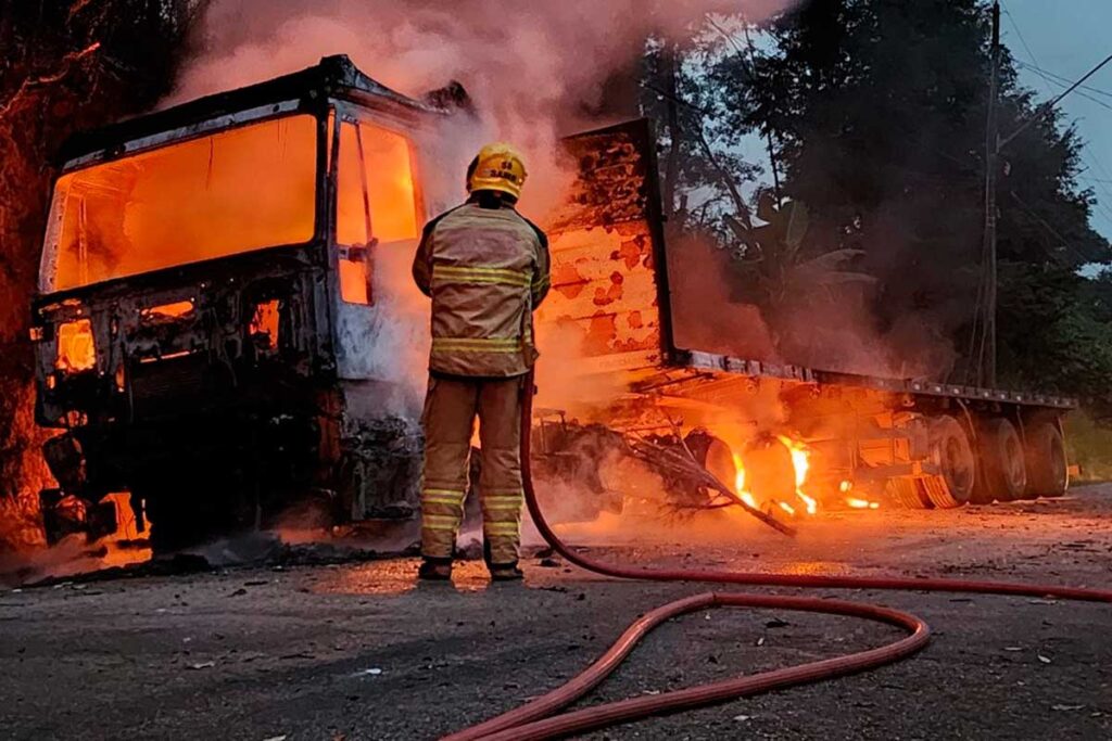 incendio em carreta Carandai 4 Divulgacao Corpo de Bombeiros