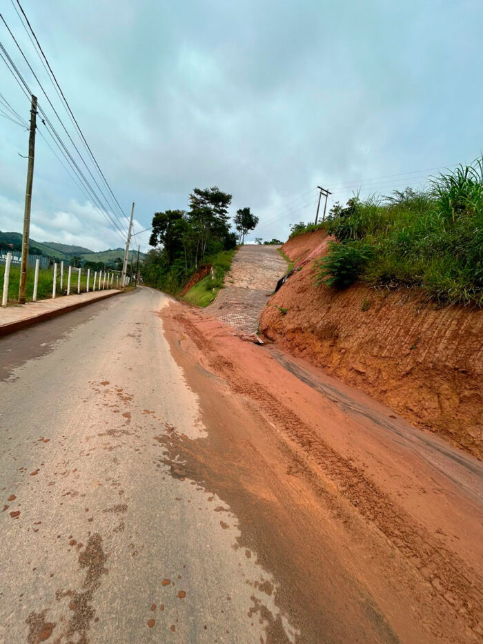 obra irregular lança lama no asfalto na zona norte