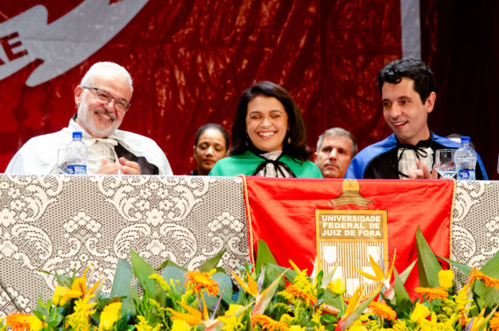 Girlene Alves entre o agora ex-reitor Marcus David e o novo vice-reitor, Telmo Ronzani (Foto: Alexandre Dornelas/UFJF)