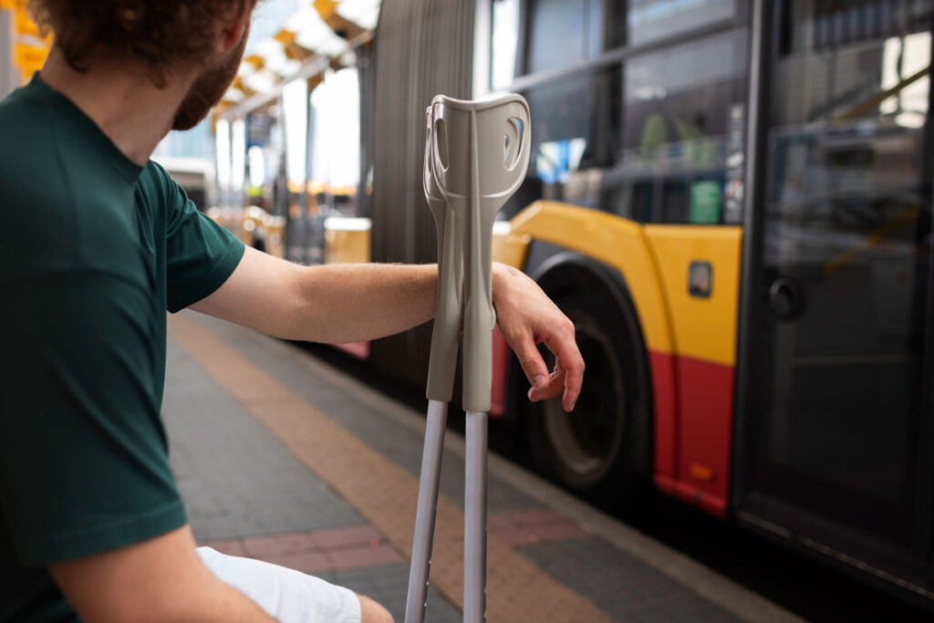 NOTÍCIAS AO VIVO: Em Dia com a Lei, saúde mental infantil, Seminário de Acessibilidade, Feira de Troca de Livro e mais: acompanhe a Tribuna Transamérica 1 acessibilidade onibus