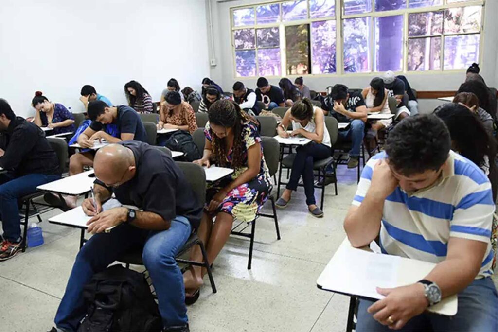 alunos participam do exame nacional para Certificação de Competências de Jovens e Adultos