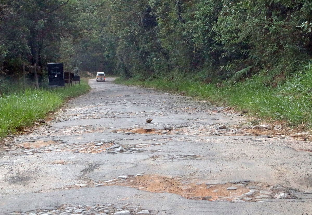 Trecho de estrada calçada próximo à chegada de Ibitipoca está repleto de buracos (Foto: Leonardo Costa)