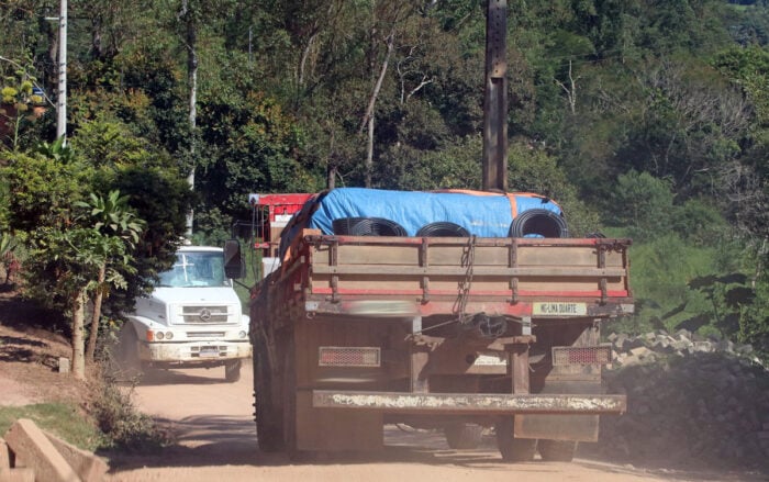 caminhões na estrada de ibitipoca