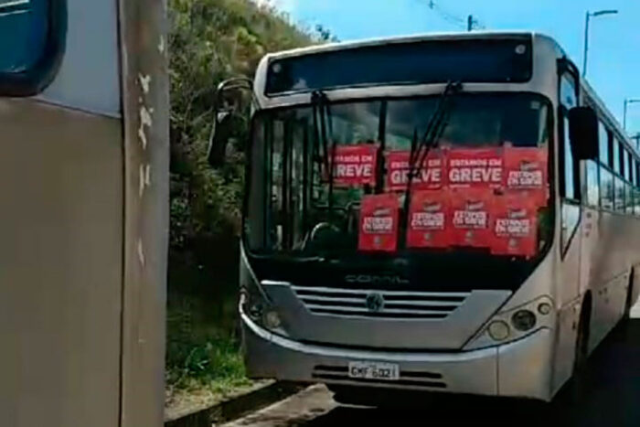 ônibus lacrado com cartazes da greve na ufjf