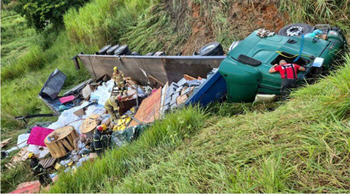 produtos químicos tombados em estrada de muriaé 