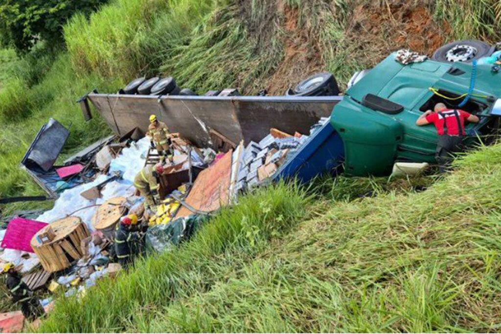 produtos químicos tombados em estrada de muriaé