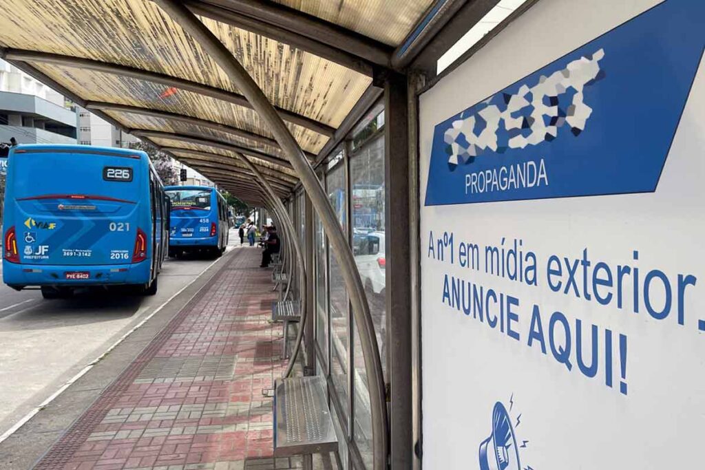 Pontos de ônibus de Juiz de Fora começam a exibir publicidade