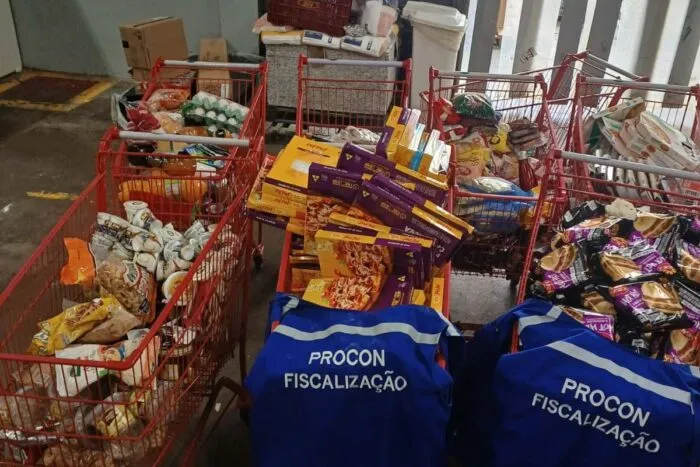 Cerca de 300kg de alimentos são apreendidos em supermercado de JF