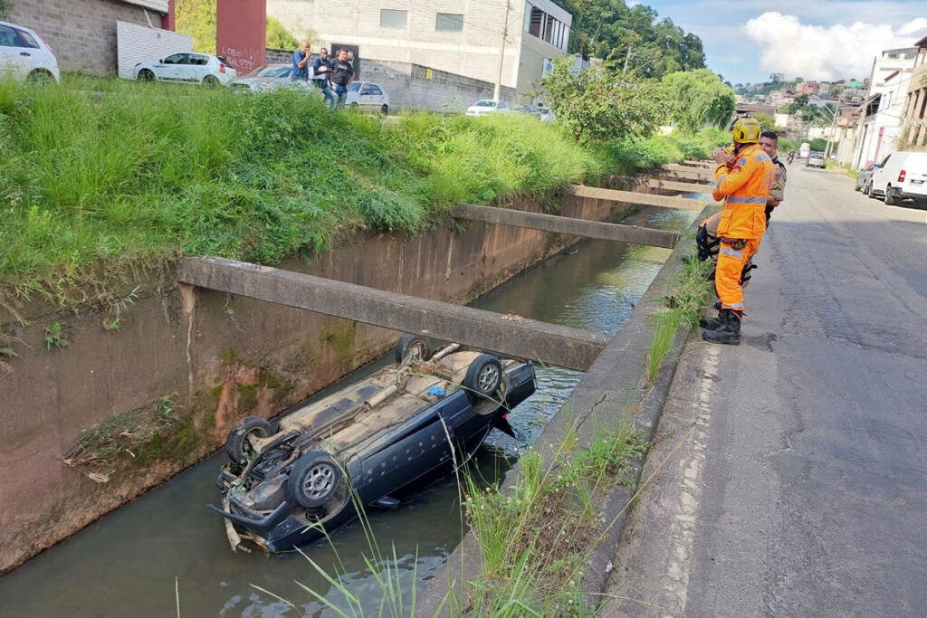 Carro cai em córrego de Santa Luzia