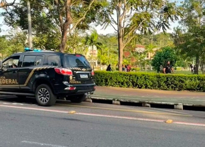 carro da polícia federal investiga tráfico de drogas na UFJF