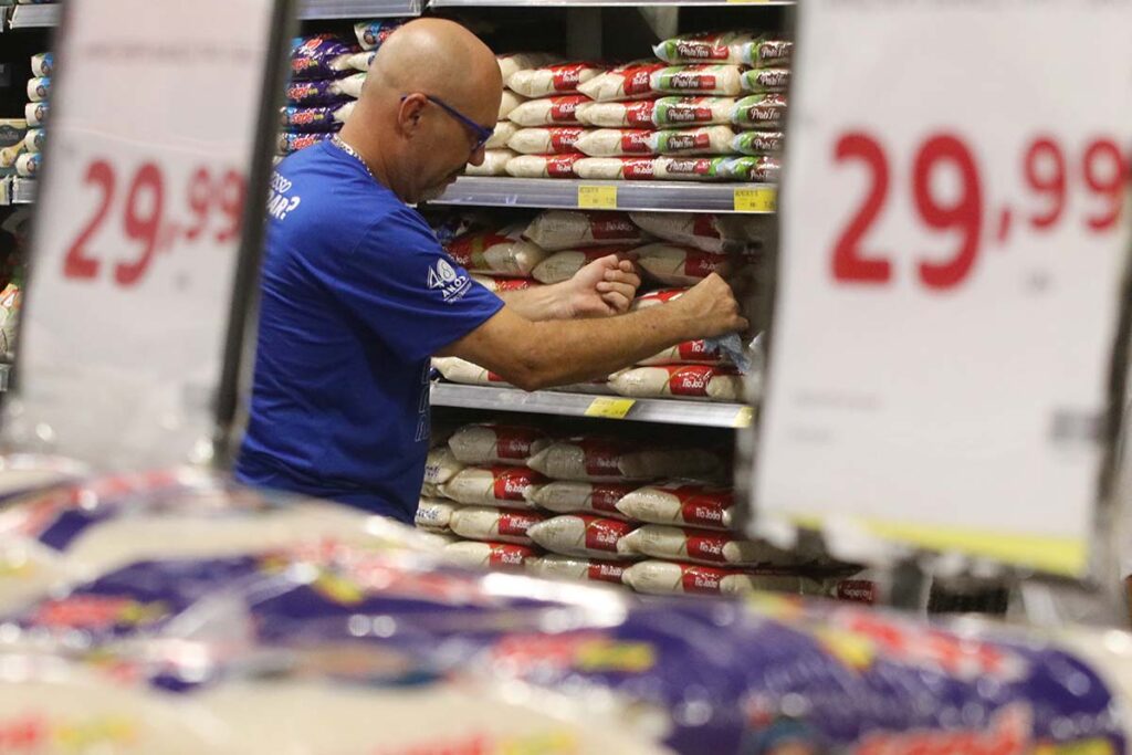 arroz em gôndolas de supermercado