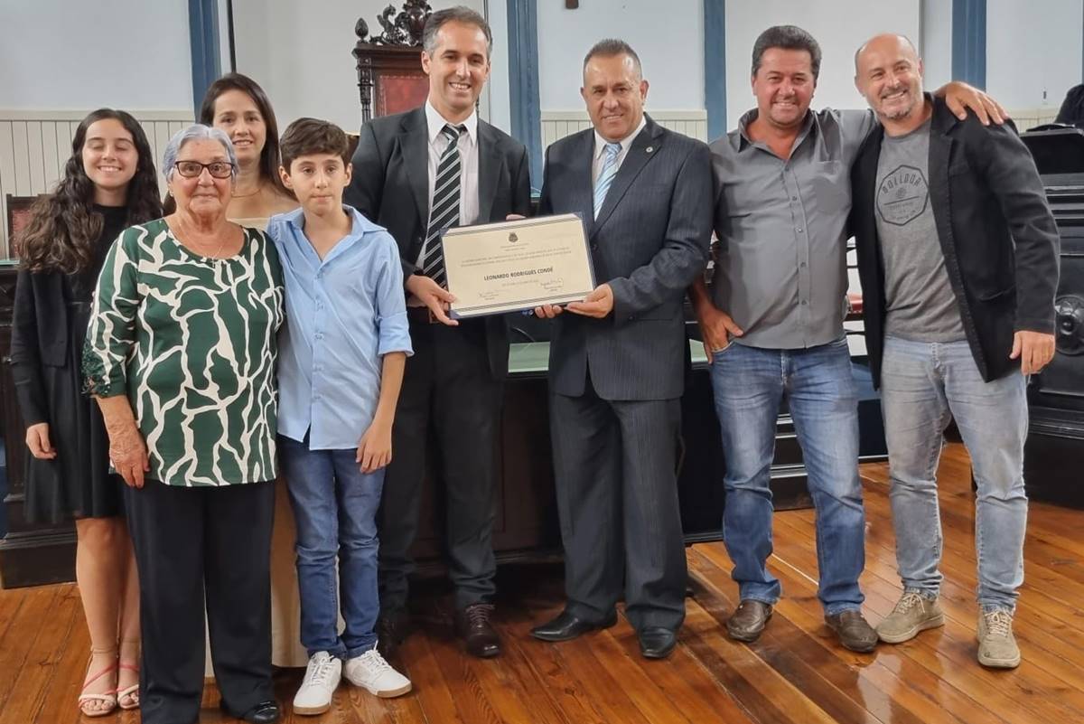 Leo Conde recebe titulo 2 Leonardo Costa