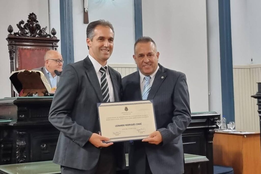 Leo Conde recebe titulo Leonardo Costa