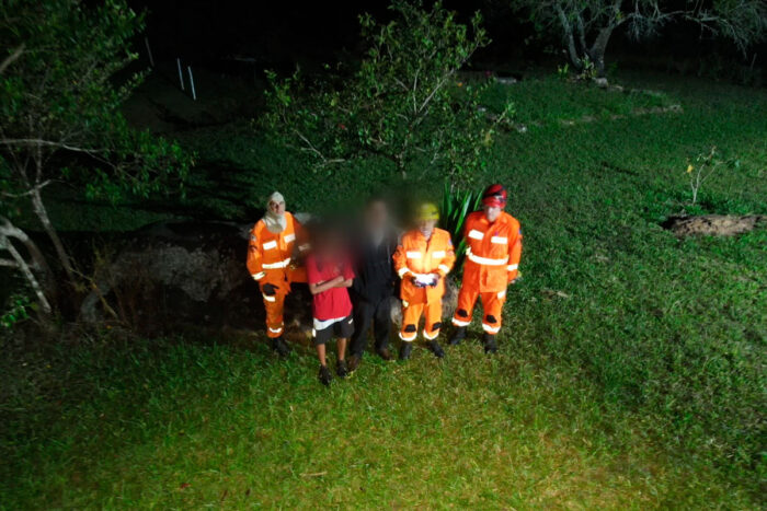 jovens perdidos em caminhada com bombeiros