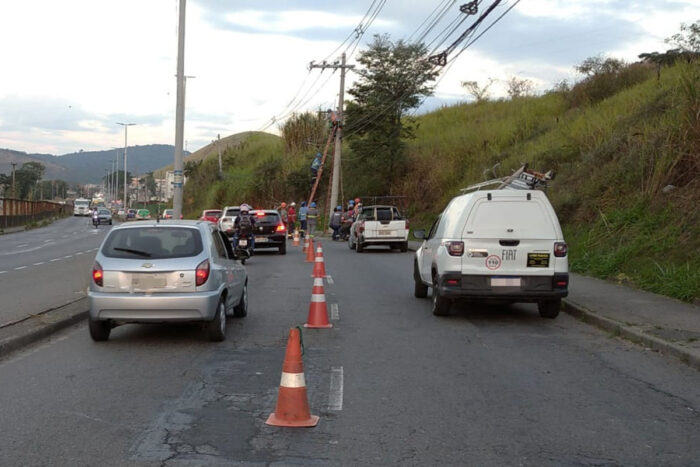 Após interdição por poste quebrado, trânsito na Avenida JK é liberado em meia pista