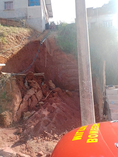 trabalhador soterrado bombeiros