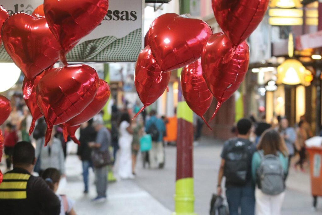 rua enfeitada para o Dia dos Namorados