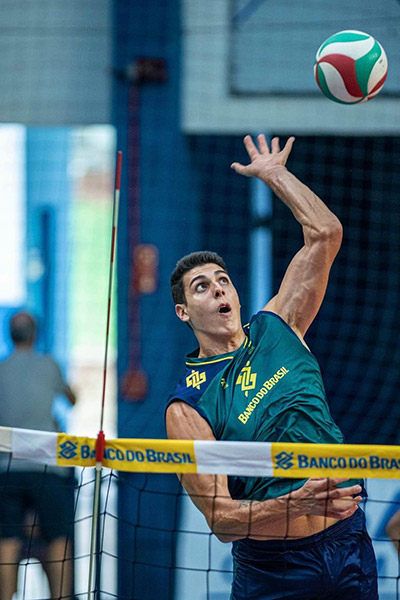 Felipe Roque busca se firmar na Seleção Brasileira e no voleibol europeu (Foto: Reprodução Instagram)