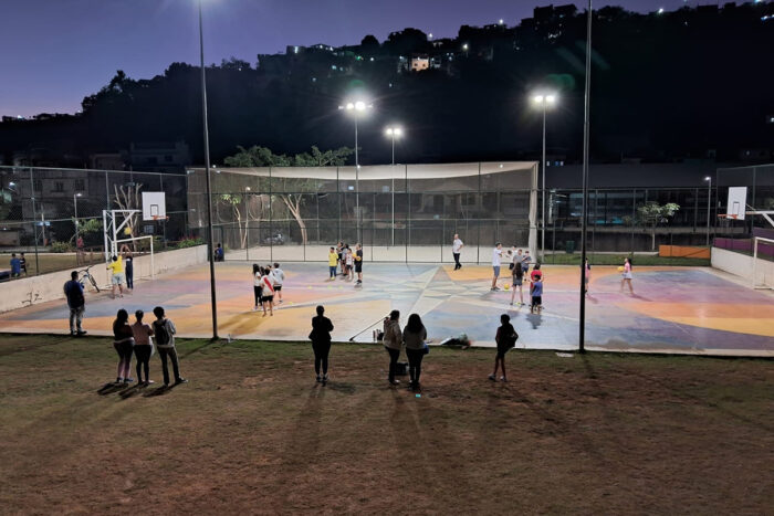 Primeira aula do Jotaefebasquete para crianças aconteceu na praça do Bairro Linhares (Foto: Divulgação)