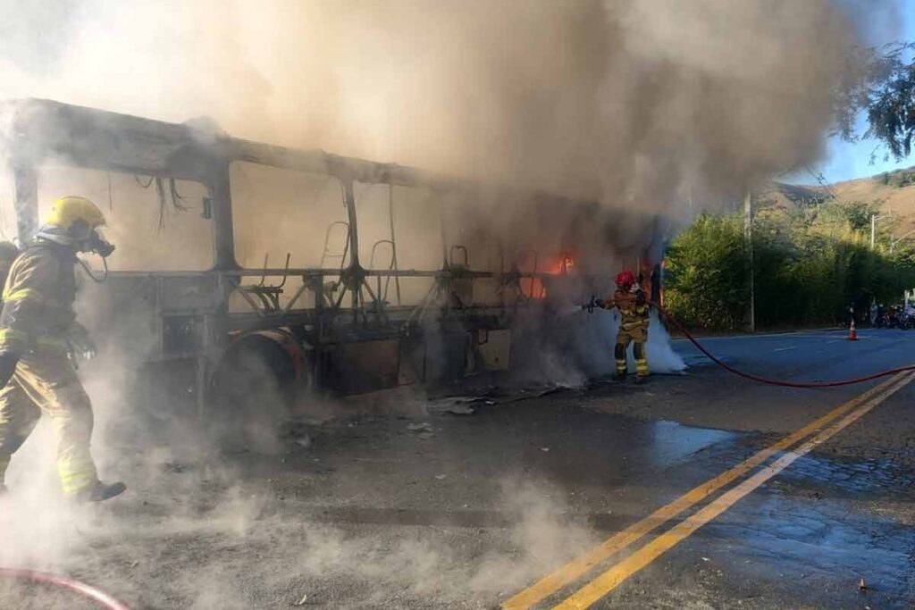 ÔNIBUS-PEGA-FOGO-(2)---divulgação-corpo-de-bombeiros