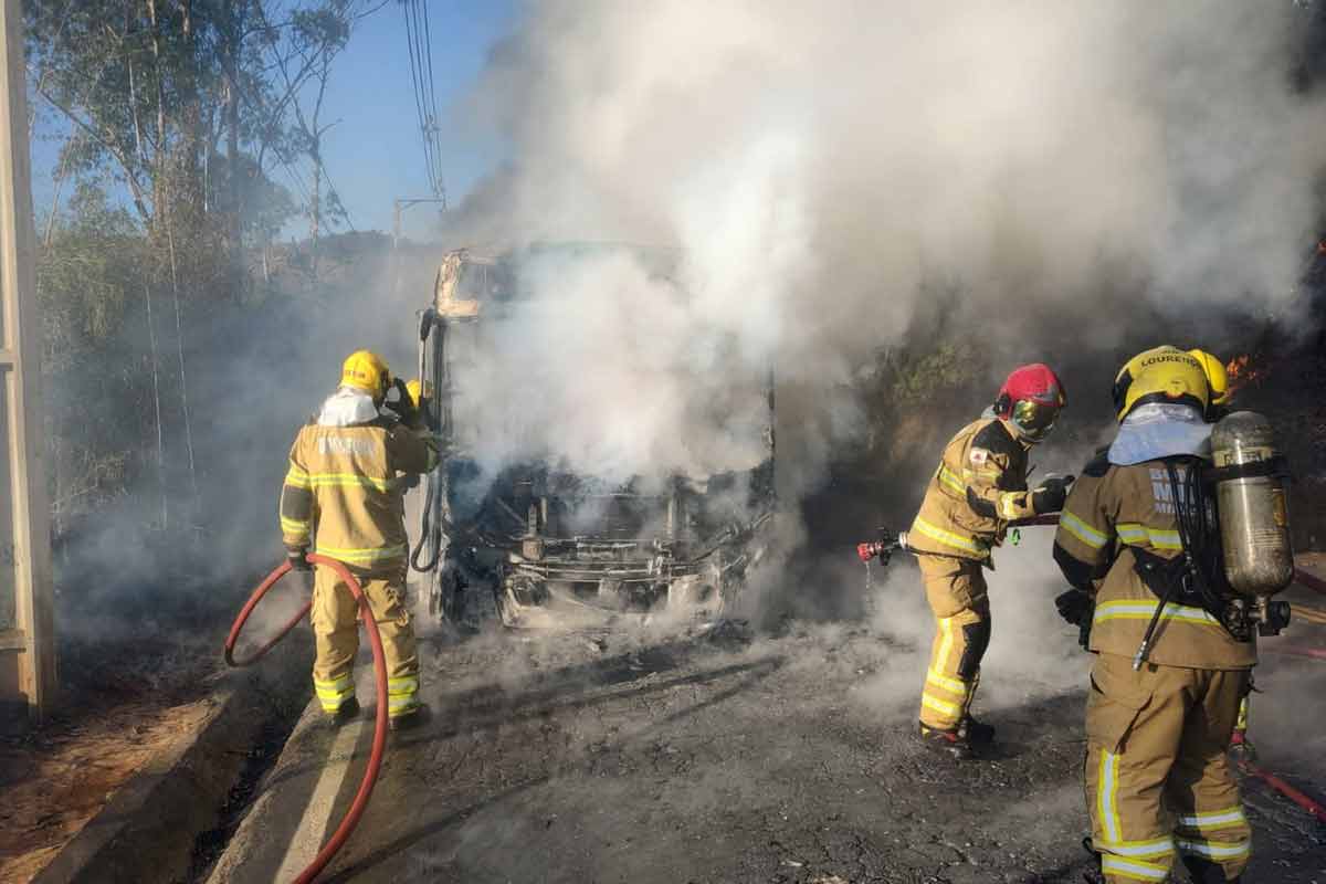 ÔNIBUS-PEGA-FOGO-(3)---divulgação-corpo-de-bombeiros