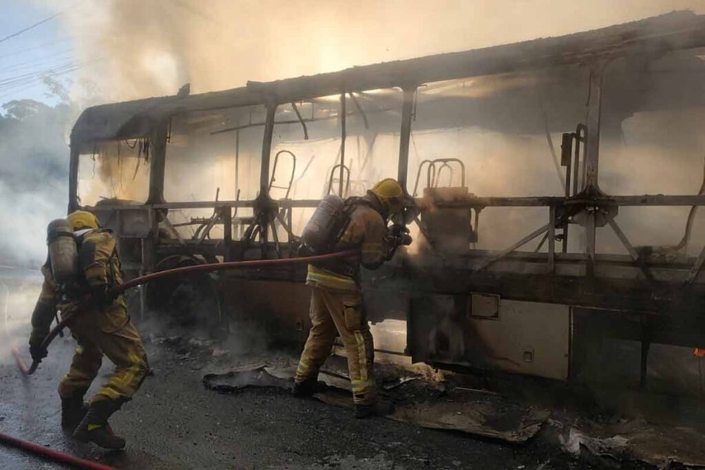 ÔNIBUS-PEGA-FOGO-(4)---divulgação-corpo-de-bombeiros