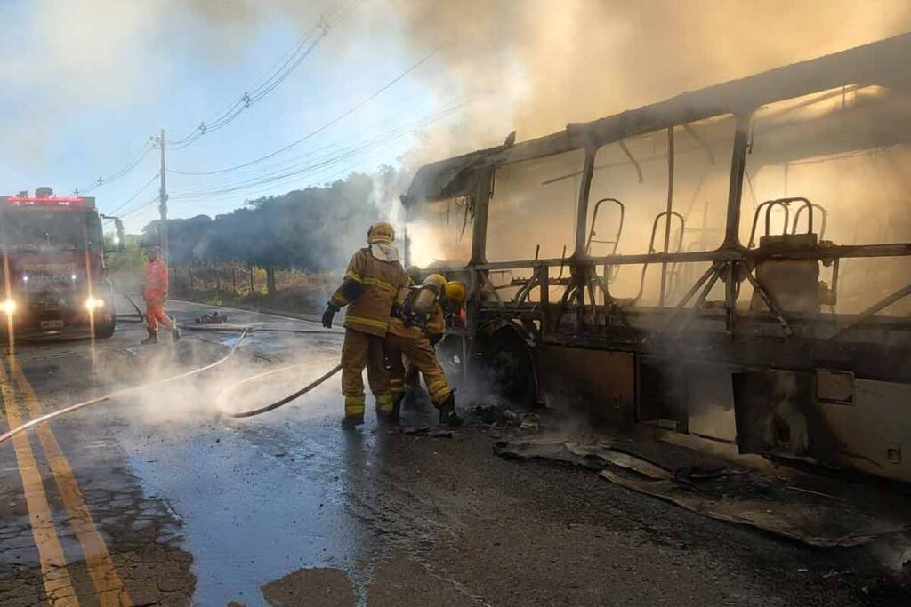 ÔNIBUS-PEGA-FOGO---divulgação-corpo-de-bombeiros