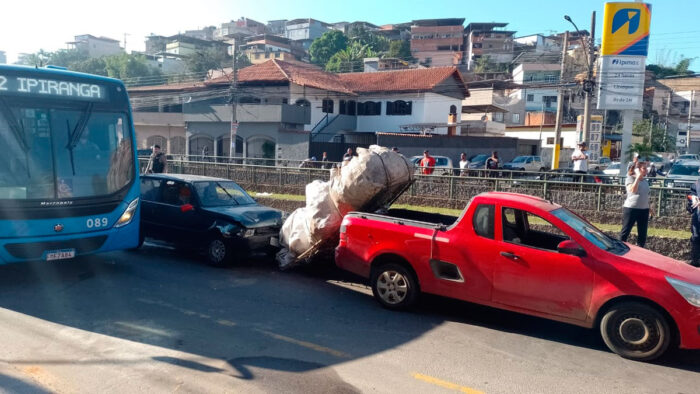 Acidente na Ibitiguaia teve reflexos na região central (Foto: Divulgação/PM)