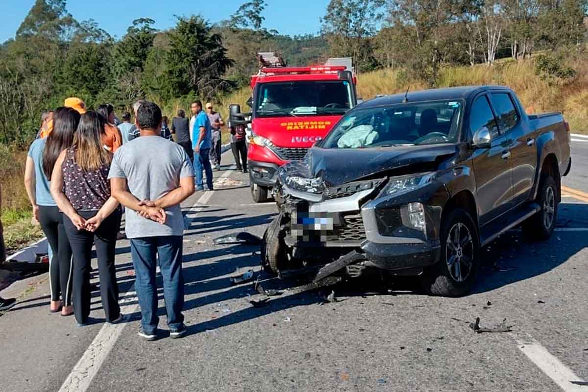 Casal sobrevive após automóvel cair de ribanceira de 15 metros