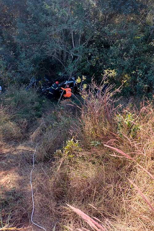 Casal sobrevive após automóvel cair de ribanceira de 15 metros