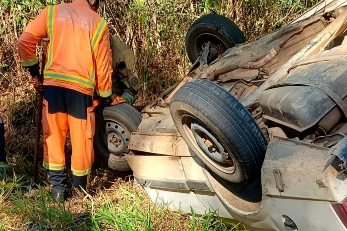 Carro capota na MG-457 e deixa duas vítimas