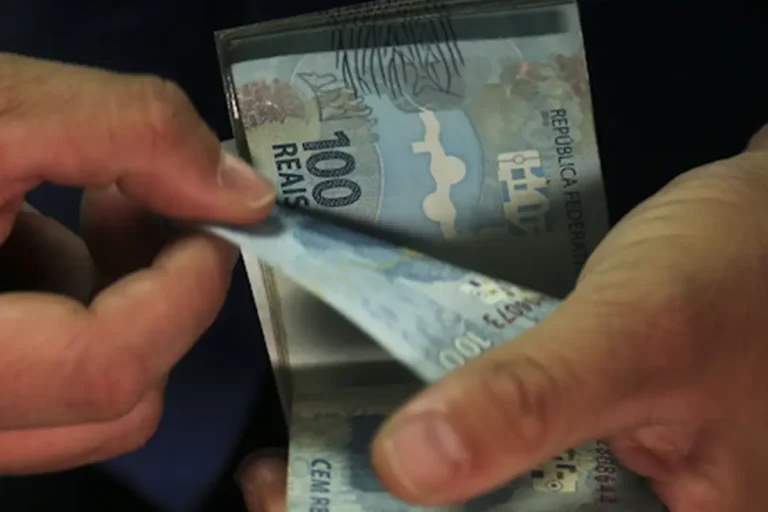 Psicologia explica hábito de organizar notas de dinheiro da menor para a maior