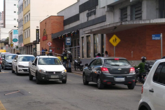 Idoso é atropelado e tem fratura exposta