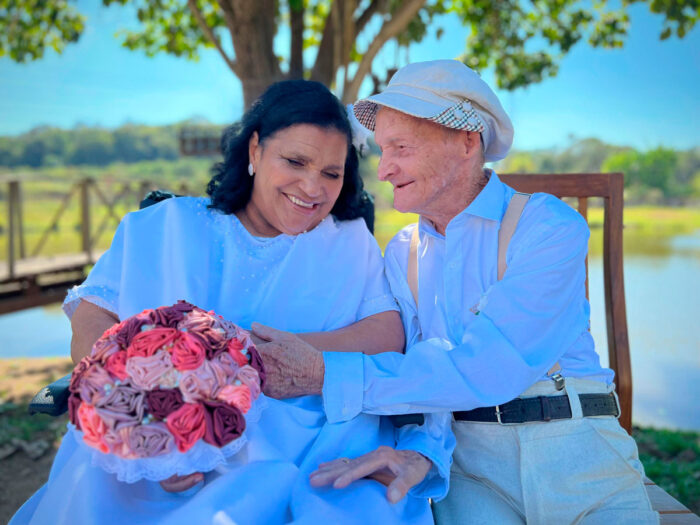 Nilza e Paraná, idoso de 100 anos, durante ensaio fotográfico