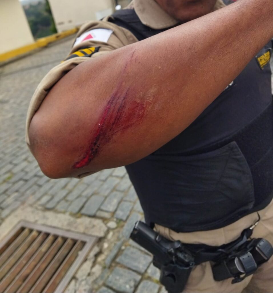 Homem tenta fugir, luta com policial e consegue até segurar a arma